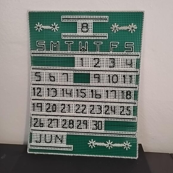 Vtg Plastic & Yarn Perpetual Calendar Green/white 14x11 Complete Great Condition - Picture 1 of 5